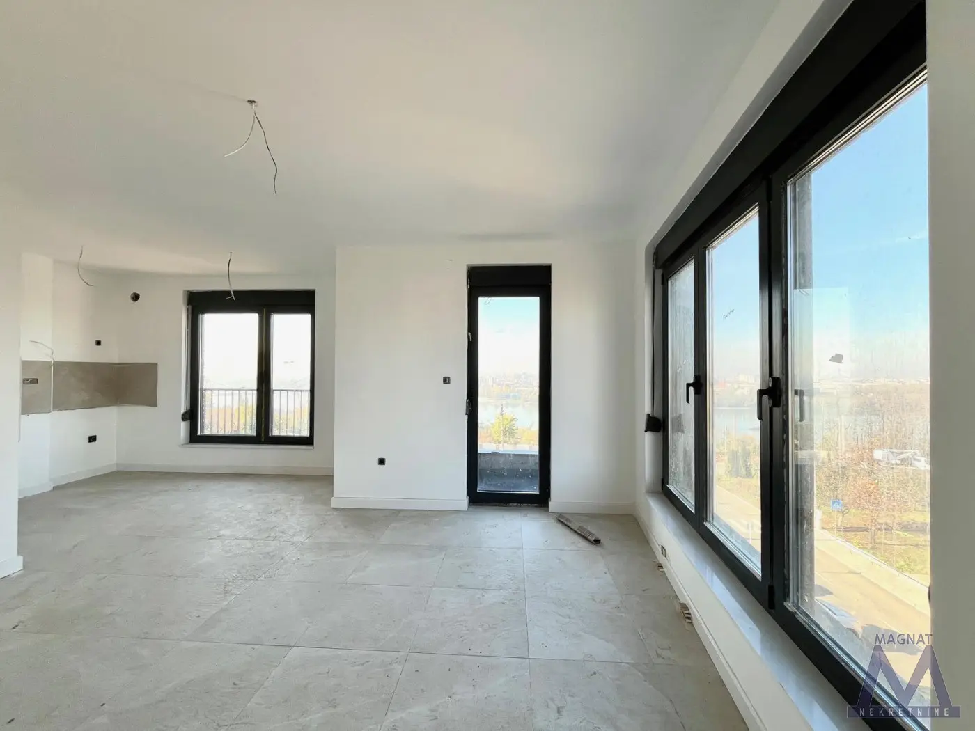 Petrovaradin, Trandžament. VIEW OF THE DANUBE AND NOVI SAD - FAMILY APARTMENT WITH THREE BEDROOMS AND PARKING SPACE! The apartment area is 78m2, basically three-and-a-half-room, consisting of a living room with kitchen, two terraces, three bedrooms, bathroom and toilet
