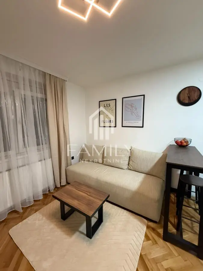 Renovirana garsonjera na Grbavici – odlična lokacija, useljiva odmah!