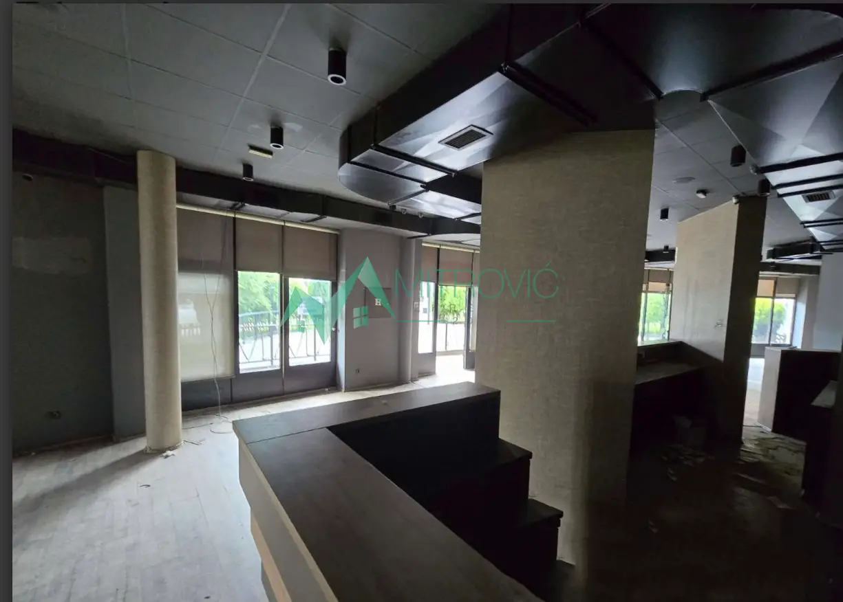 FANTASTIC, MULTIPURPOSE COMMERCIAL SPACE NEAR THE RAILWAY STATION – 246M2 WITH AN 80M2 YARD