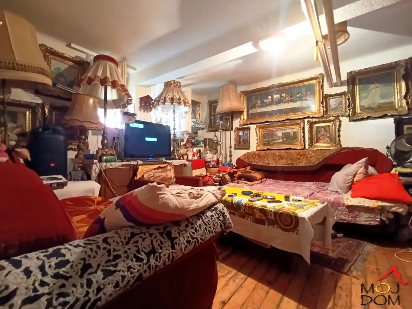We present to you a two-room basement apartment located right in the city center, in an exceptional location offering maximum accessibility to all amenities.

The apartment is registered as 1/1 ownership and is free of encumbrances, ensuring a safe purchase. It is located in a building