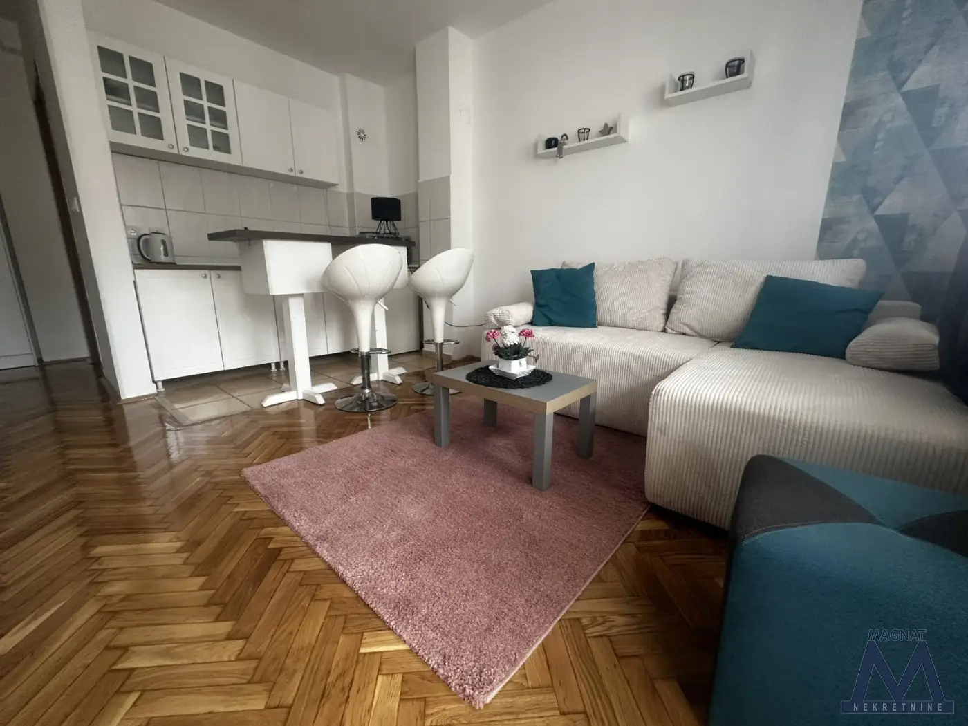 Novi Sad, Nova Detelinara. FULLY FURNISHED STUDIO WITH TENANT! The apartment is in a newer building with elevator, on the 4/6 floor. The building has parking for residents. Area is 25m2 and it has a terrace. Heating is central. For sale