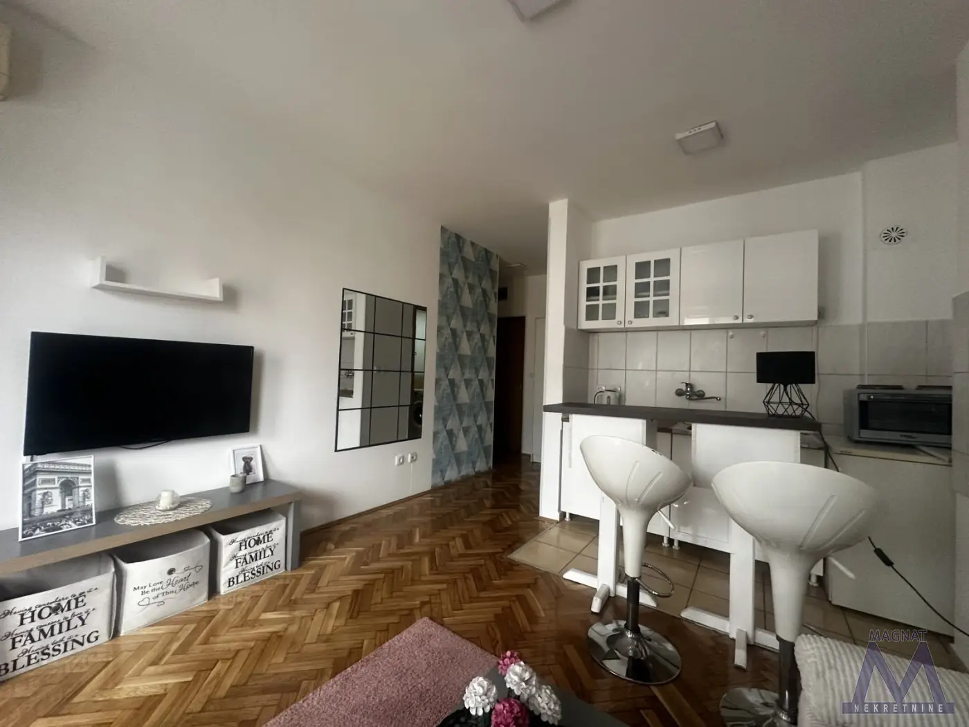 Novi Sad, Nova Detelinara. FULLY FURNISHED STUDIO WITH TENANT! The apartment is in a newer building with elevator, on the 4/6 floor. The building has parking for residents. Area is 25m2 and it has a terrace. Heating is central. For sale