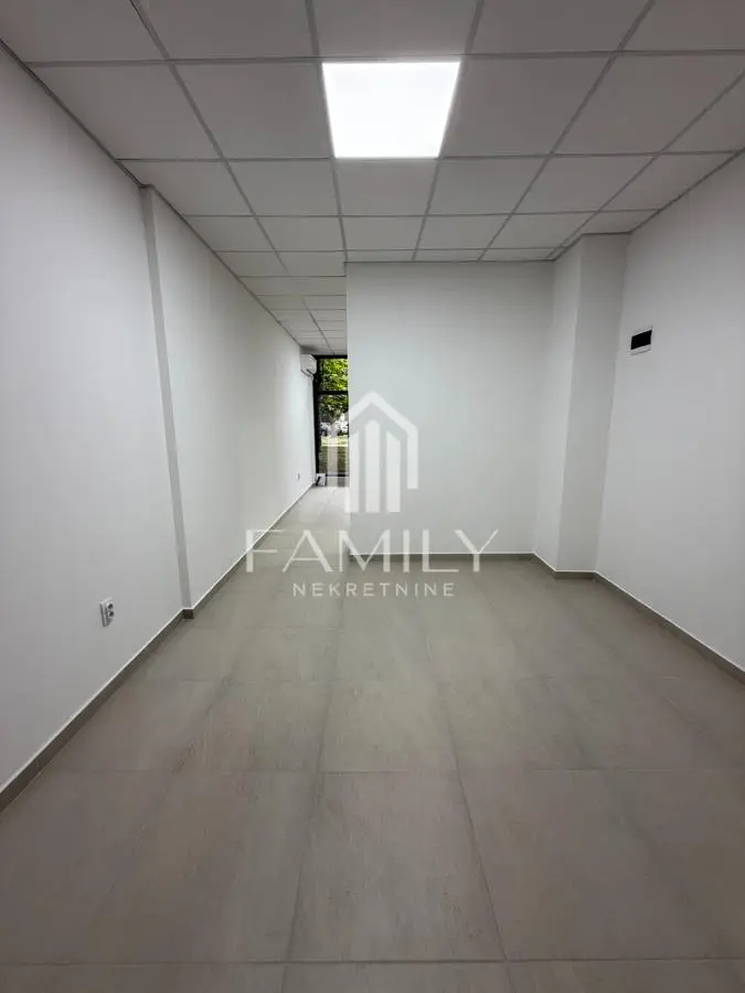 Completely new, never-occupied street-facing retail space of 35m² for rent in Novo Naselje