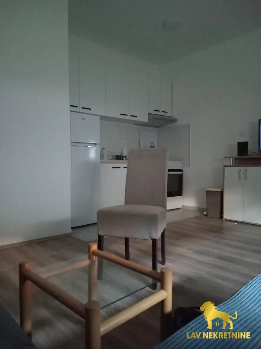 Dvoriste se deli sa jos jednom garsonjerom ali svaka ima svoj ulaz odvojeno. Informatika je oko 3 hiljade, struja i grej