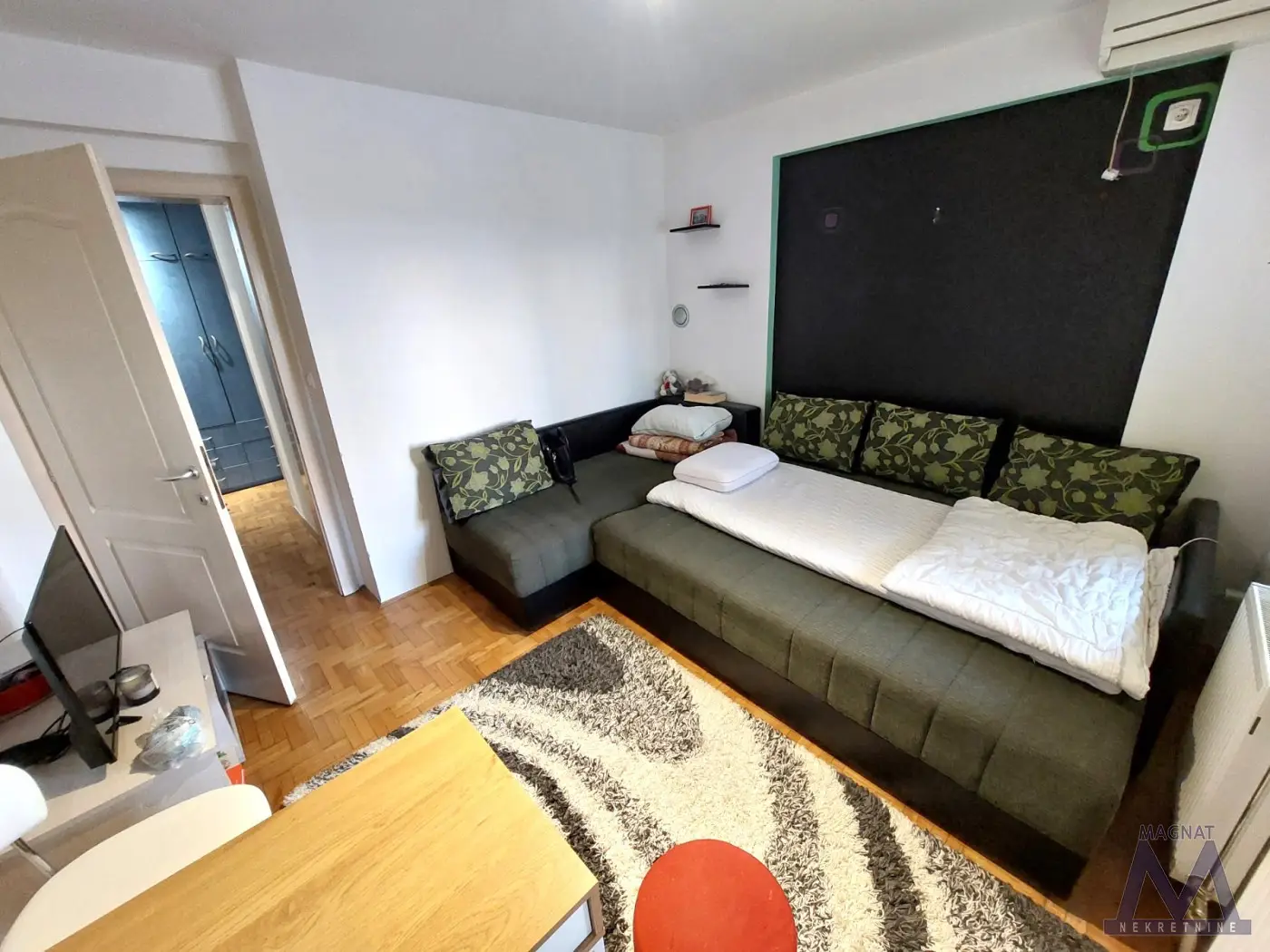 Novi Sad - Grbavica - central area - excellent one-room apartment for sale, 25m2 + 6m2 terrace, registered.

The apartment has an excellent layout, bathroom straight from the hall, to the left a nice room, next to it a kitchen with exit to terrace.
Sold fully furnished, yard