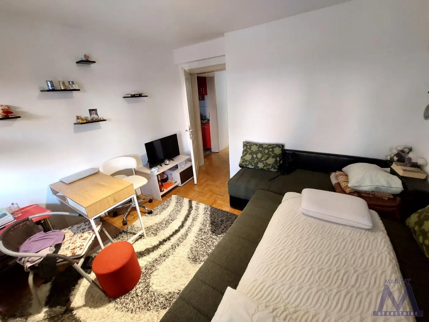 Novi Sad - Grbavica - centralni deo - prodaje se odlična garsonjera sa odvojenom kuhinjom, 25m2 + 6m2 terase, visoko prizemlje, uknjižen 1/1. 

Stan je odličnog rasporeda, iz hodnika pravo kupatilo, levo lepa soba, pored kuhinja sa izlazom na tera