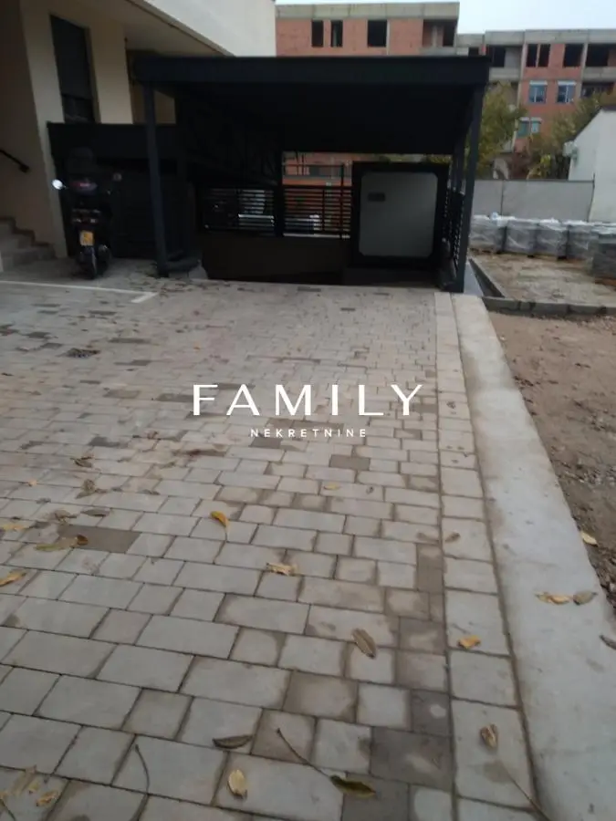 Garaža sa dva parking mesta (2x12m²) – idealna lokacija, siguran i prostran prostor