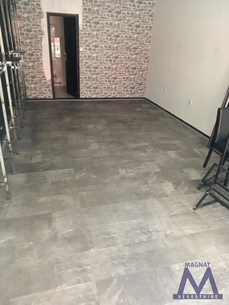 Novi Sad, near Futoška market, next to Bulevar oslobođenja, in a visible location. Excellent street-level retail space for rent in the ground floor of a residential building. Suitable for various activities. 28m2, with sanitary block. Glass storefront facing the street. Low expenses.
