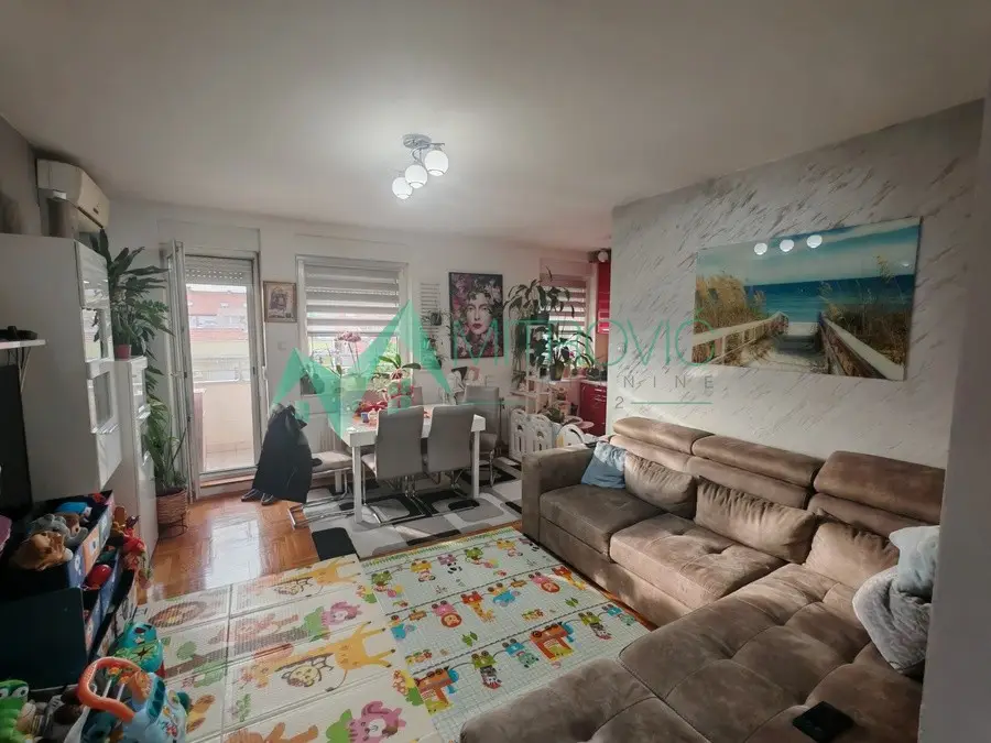 Newer two-and-a-half-room apartment in Grbavica with parking and built-in furniture. 62m2. Registered.
