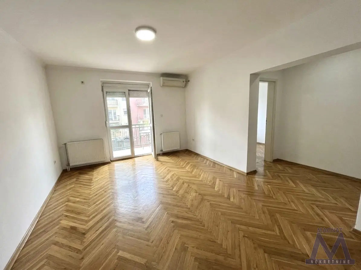 Novi Sad, Grbavica - Tolstojeva. EXCLUSIVE SALE OF THREE-ROOM APARTMENT AT A TOP LOCATION! The apartment is in a newer building on the 3rd/5th floor, with an elevator. The area is 60m2, registered 1/1. Basically, it's a three-room apartment consisting of two bedrooms, a living room