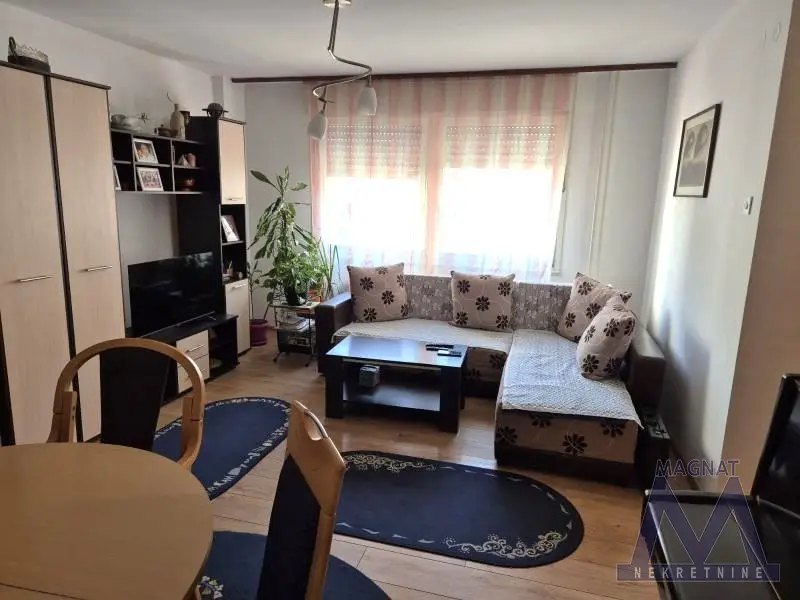 Novi Sad, Liman 4. IDEAL FAMILY APARTMENT AT THE BEST LOCATION FOR LIVING! Registered two-and-a-half-room apartment for sale, area 80m2. Positioned on the first floor of an older building with an elevator, mostly oriented towards the courtyard. Consists of li