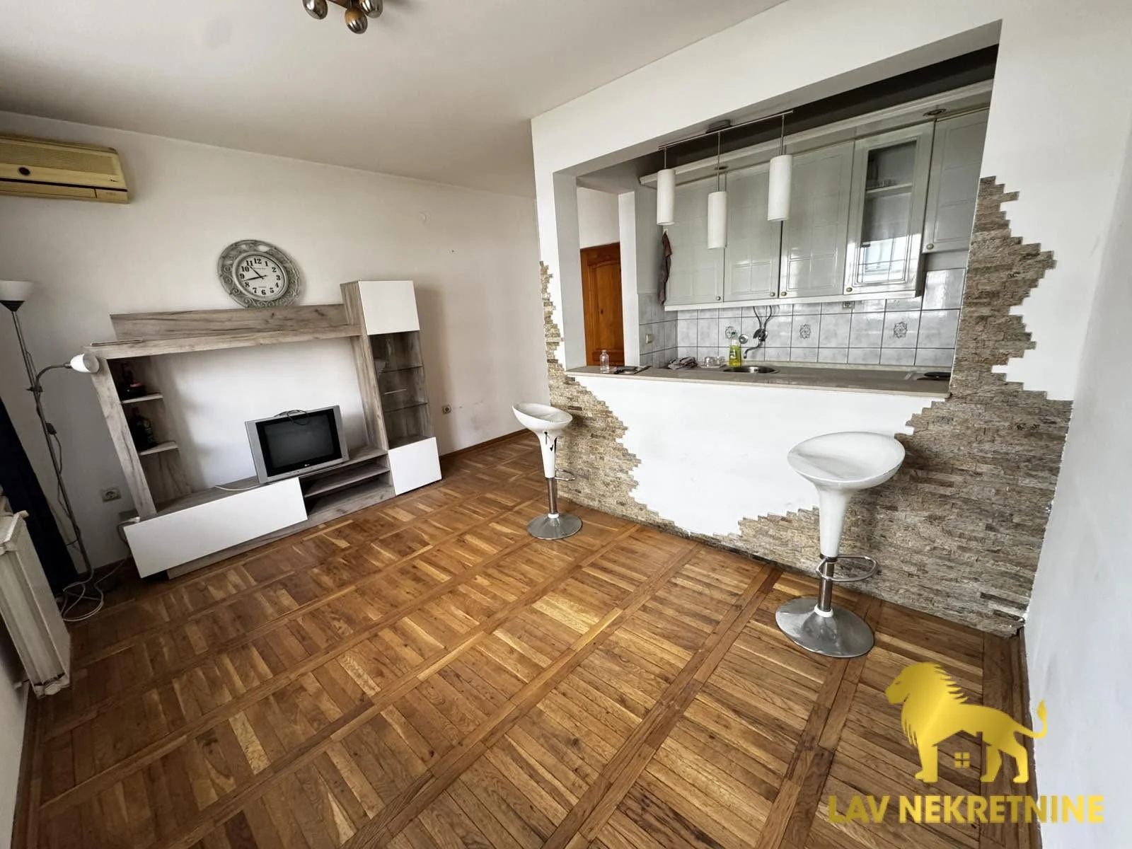 Corner of Bulevar Oslobodjenja - Novosadski Sajam. A new sofa bed and appliances will be added, the apartment will be
