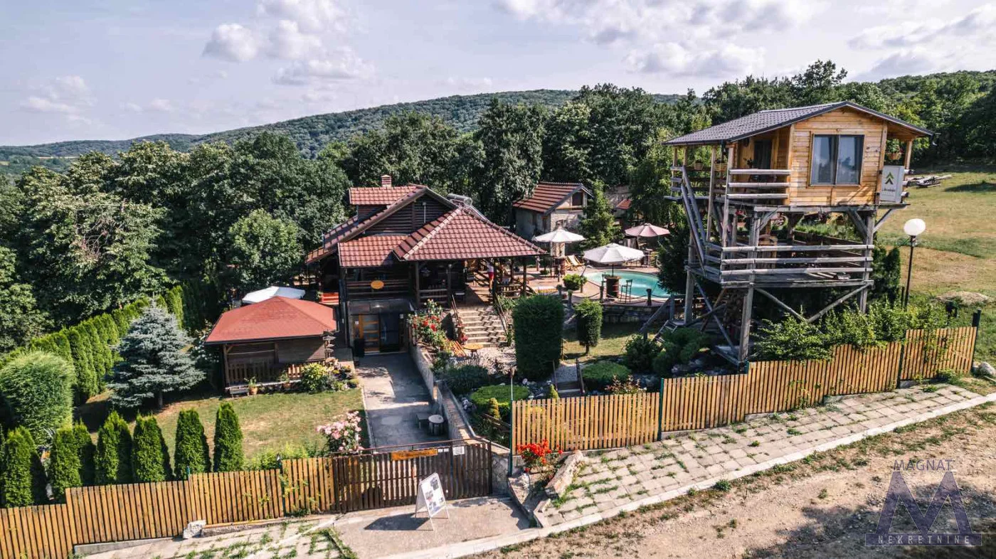 EXCLUSIVE - DEVELOPED BUSINESS FOR SALE - “VIKENDAJA” Weekend cottage for daily rent on Fruška Gora - between Alibegovac and Bukovac, with many years of tradition. A business running for years, with numerous reservations already for 2026.