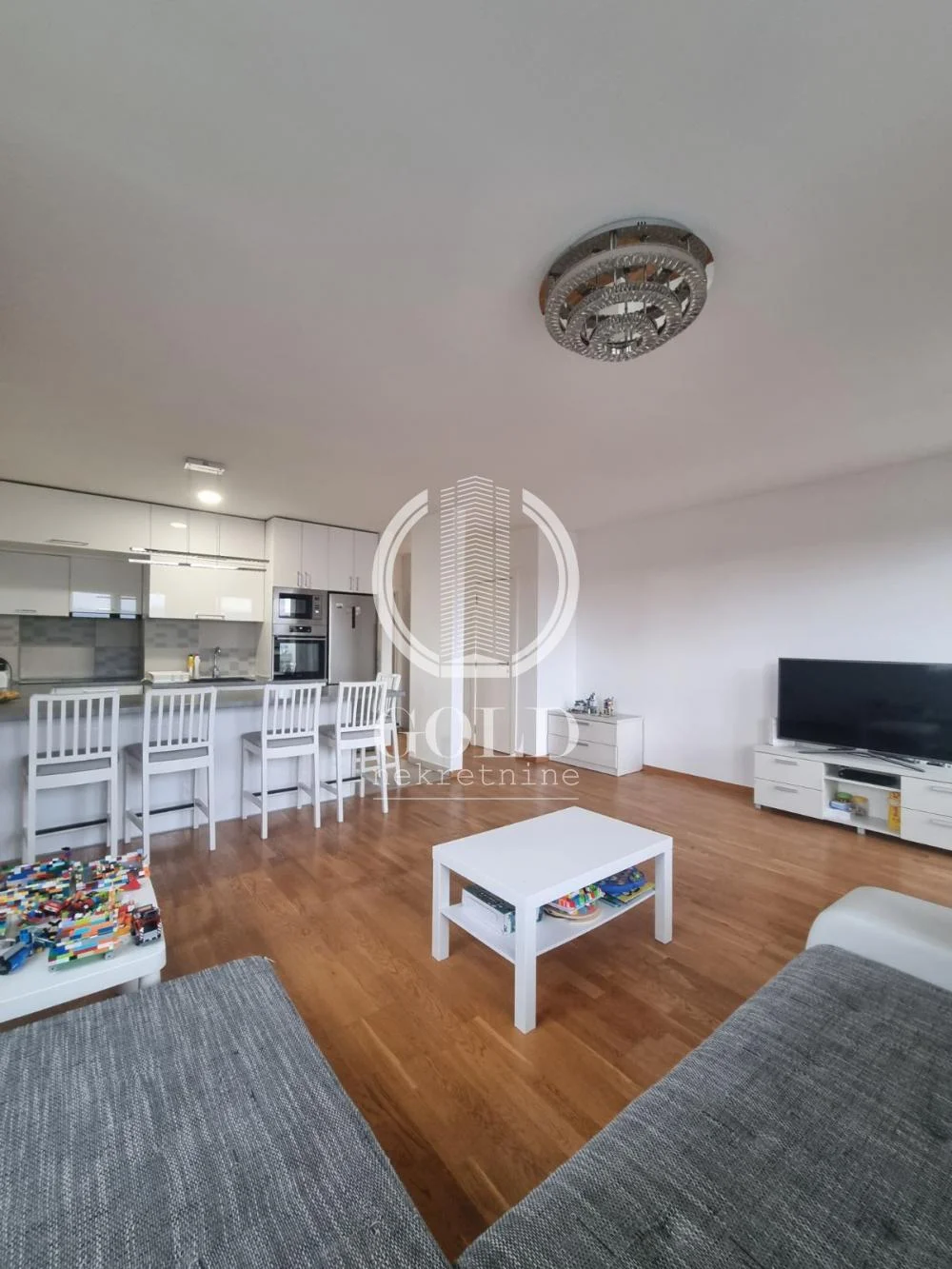 SPACIOUS THREE-BEDROOM FAMILY APARTMENT 82m2 ID#11756
