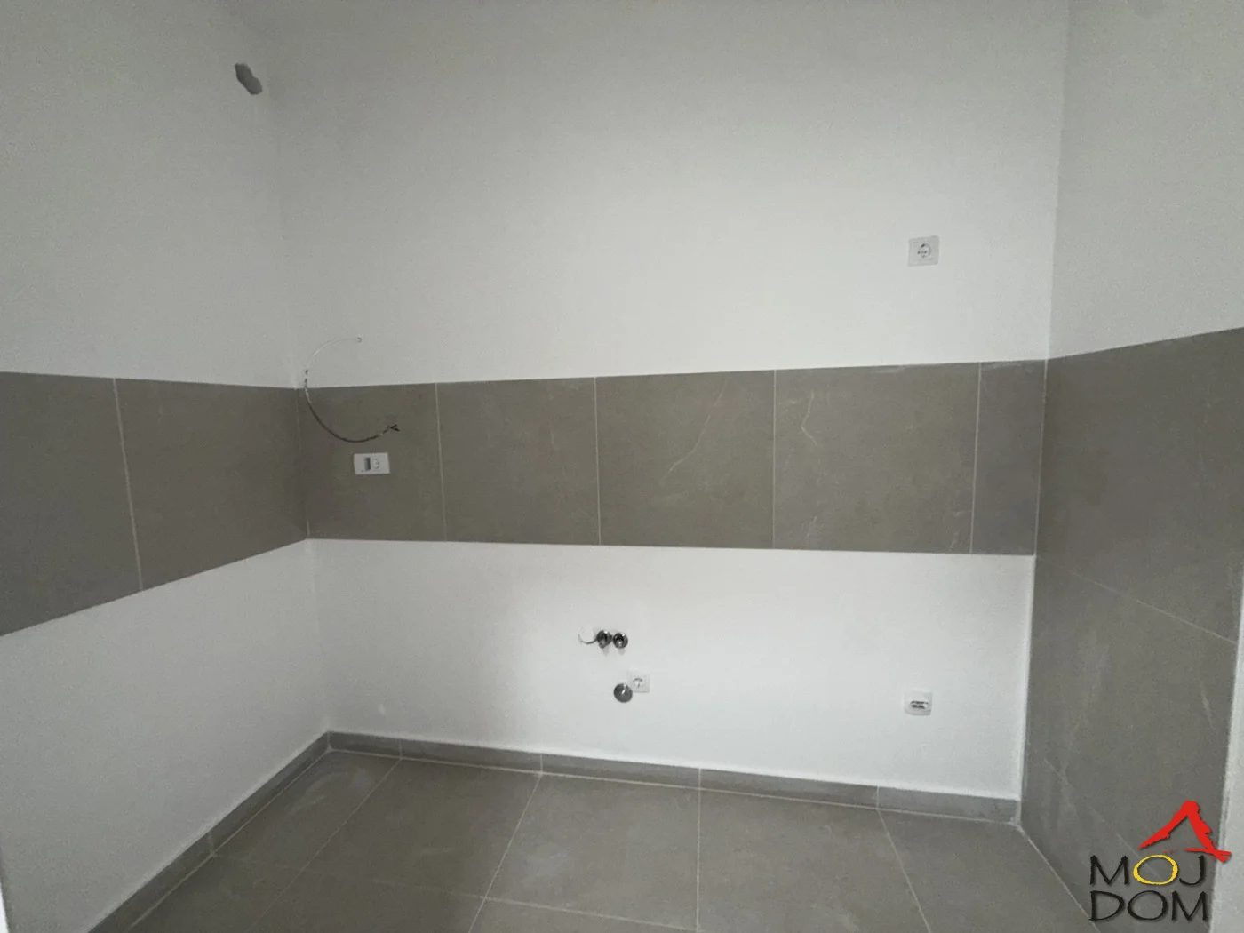 New construction – Telep, two-room apartment 53m²

For sale: modern two-room apartment in new construction in Telep. The apartment of 53m² features a functional layout and plenty of natural light, making it pleasant for everyday living.

It consists of a living