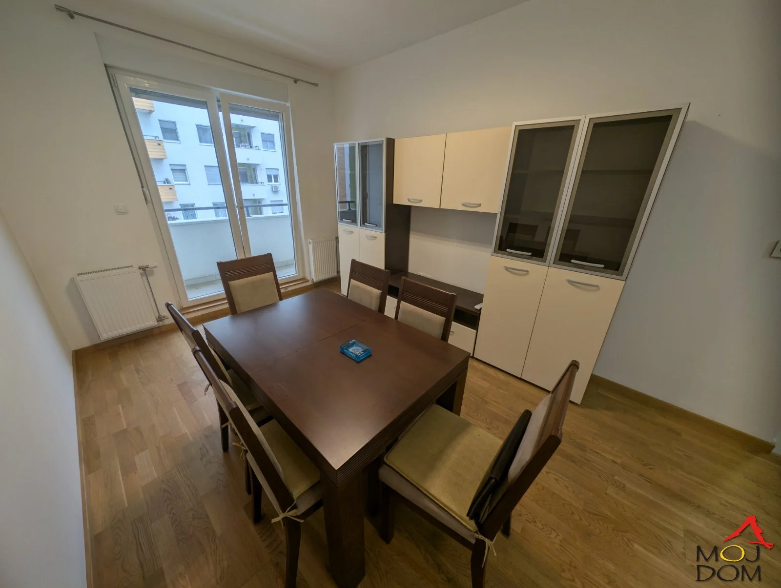 Na prodaju je odličan, kao nov, dvoiposoban stan od 56 m² u luksuznom kompleksu Kraljev Park u Novom Sadu. Nekretnina se odlikuje izuzetno funkcionalnim rasporedom: prostrana dnevna soba povezana sa kuhinjom i trpezarijskim delom, dve komforne spav