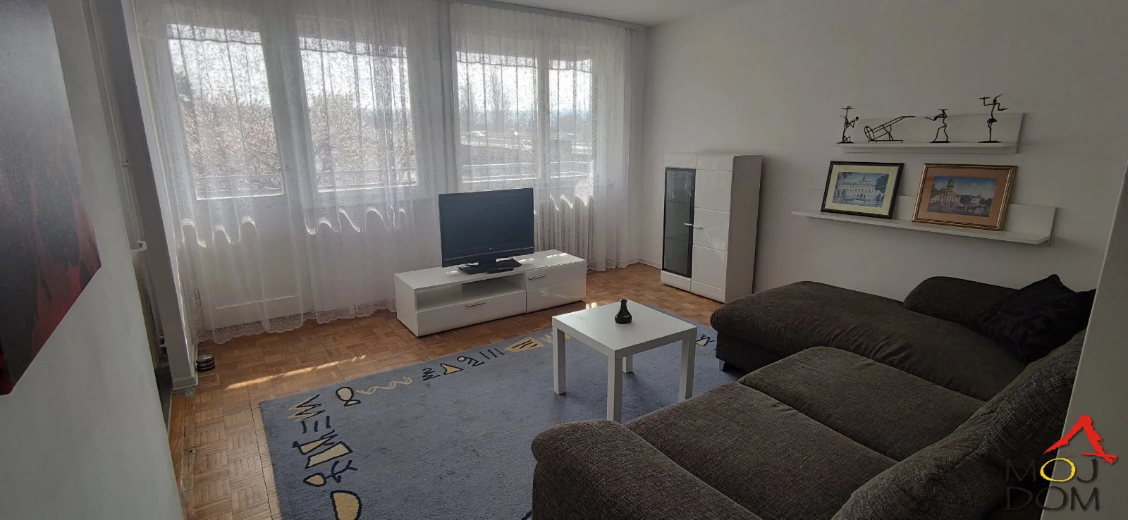 For sale: two-room apartment in Liman 2. The apartment is renovated, and
is being sold fully equipped. Located on the first floor,
dual-oriented, with a view of the bridge and park. The apartment has
a functional layout and very spacious rooms, large
windows and plenty