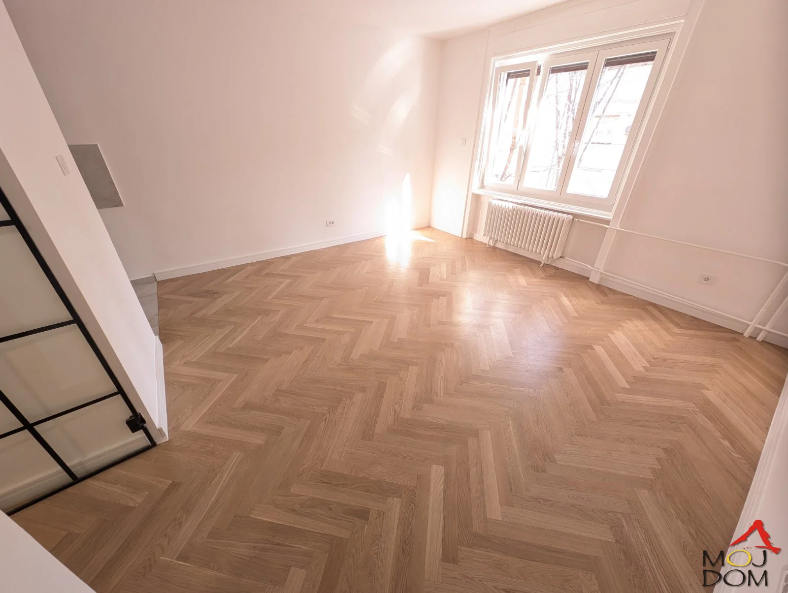 In the heart of Novi Sad, just a few steps from the charming quay in the Old Town, is this fully renovated salon apartment radiating elegance and modern spirit. Spacious rooms, carefully designed for contemporary living, are intertwined with natural