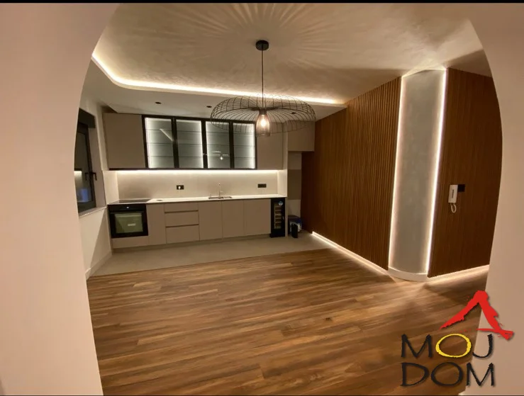U samom srcu Novog Sada, svega nekoliko koraka od Bulevara Oslobođenja, nalazi se ovaj raskošni četvorosobni stan od 119 m² – jedinstvena prilika za sve koji traže komfornu porodičnu oazu u jednoj etaži, a ne žele da kompromituju lokaciju