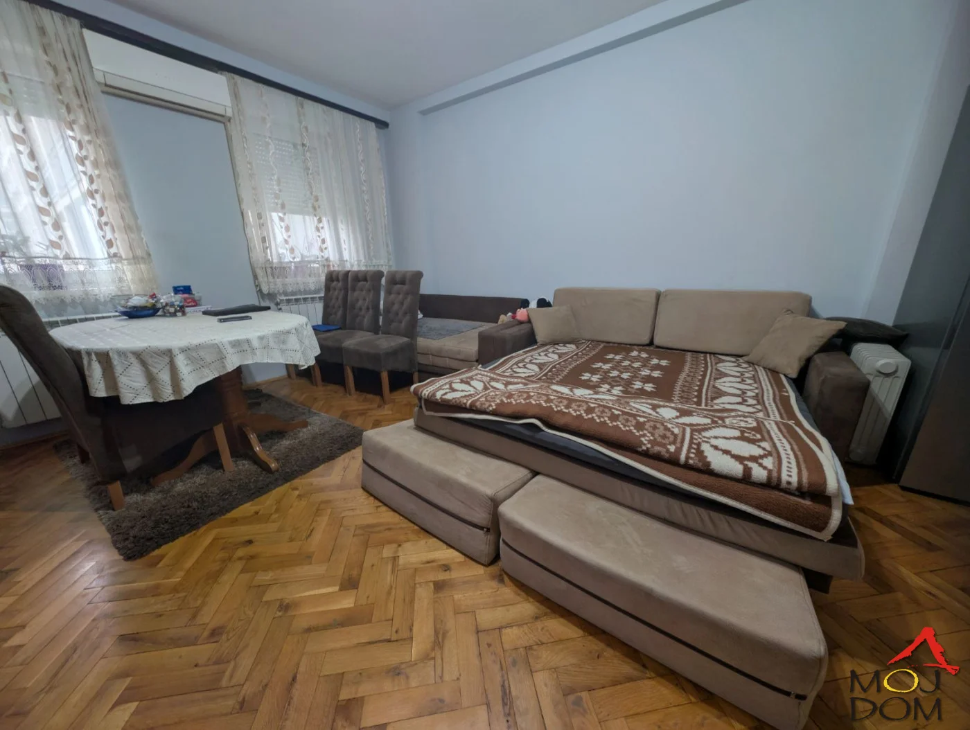 In a quiet and functional location in Novo Naselje, right next to the bus turntable that provides excellent connection to all parts of the city, there is this well-organized two-room apartment of 61m². The space is designed to offer