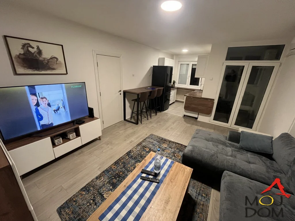 A very nice and tidy apartment for sale in Novo Naselje, 55m². The apartment has a spacious living room, two bedrooms, a bathroom, and a terrace. There is a separate kitchen with all elements. The apartment is functional and immediately ready for everyday living