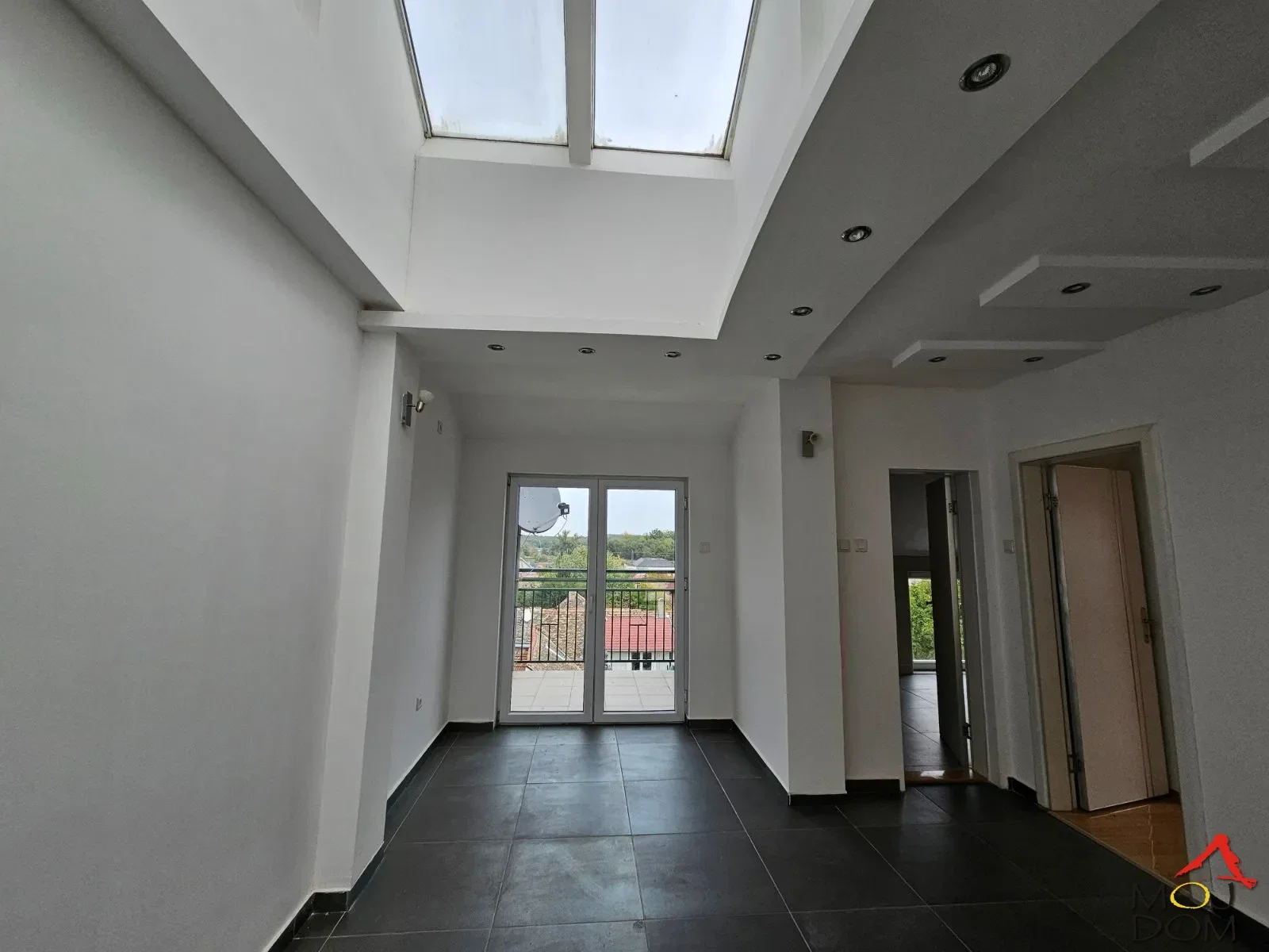 Spacious duplex apartment of 130 m² for sale in Sremski Karlovci.
The apartment is dual-oriented, extremely bright and functional.
On one side, there is a large terrace with a beautiful view of the Danube, while on the other side there is a view of St