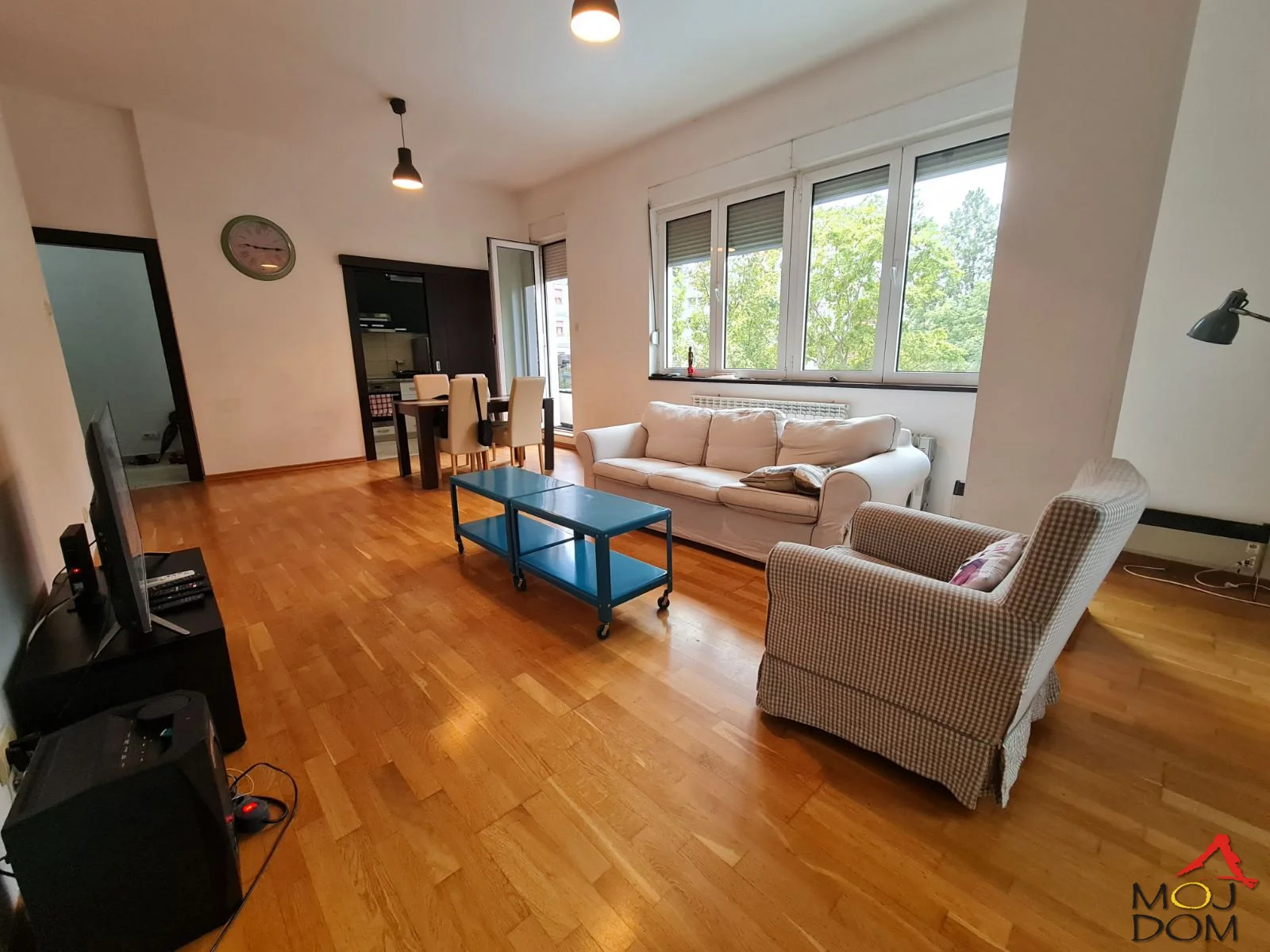 In the heart of Novi Sad, in one of the most prestigious buildings, a phenomenally designed four-room apartment of 108m² is for sale. The apartment has a perfect room layout and two sunny terraces, ideal for relaxing. At your disposal are a spacious bathroom