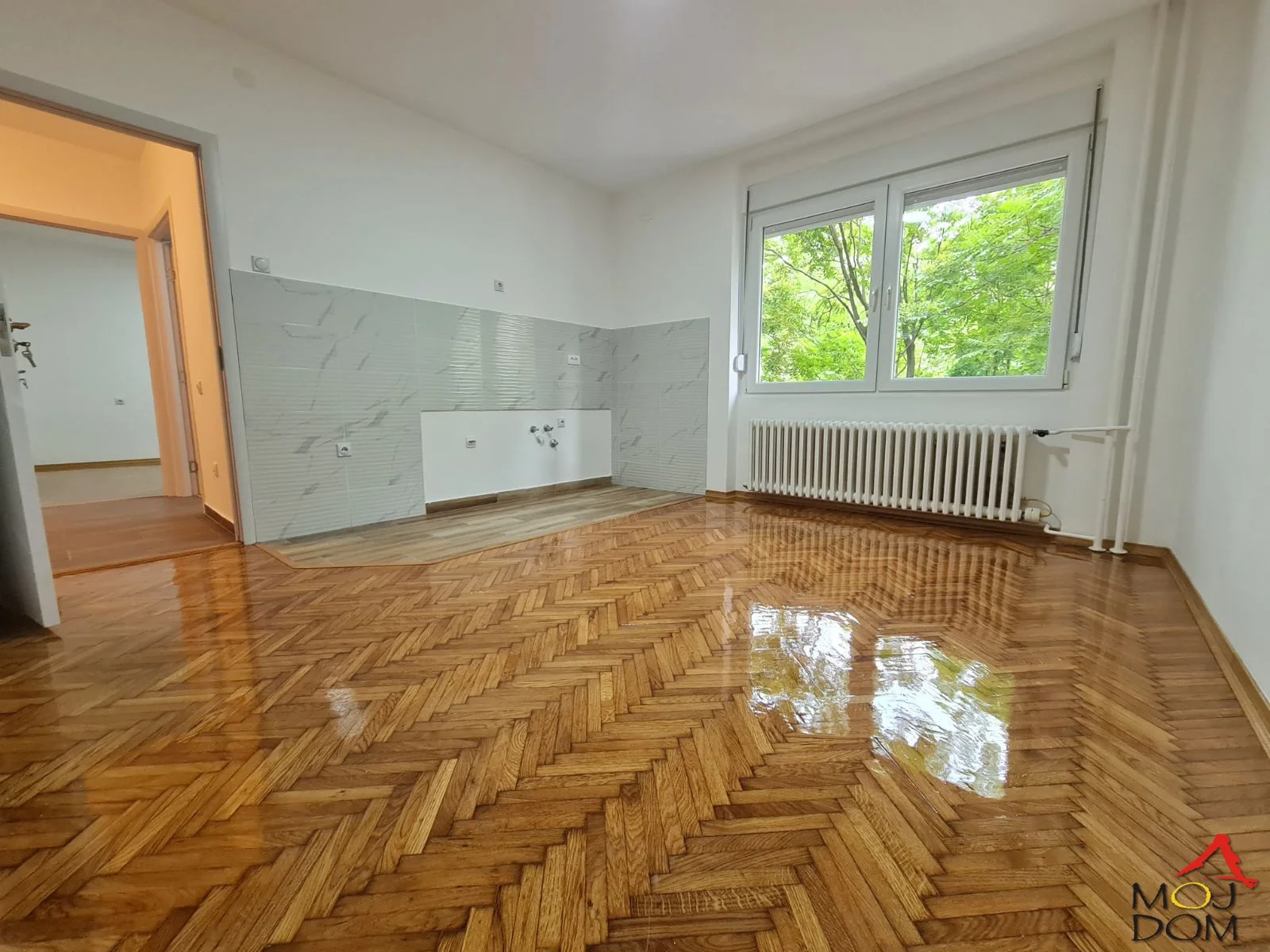 Novi Sad - Grbavica
For sale: completely renovated two-and-a-half-room apartment of 52m2 in Miše Dimitrijevića street. The apartment is on the elevated ground floor and oriented toward the yard. Originally a two-room apartment, it has been remodeled into a two-and-a-half-room layout.
For mo?