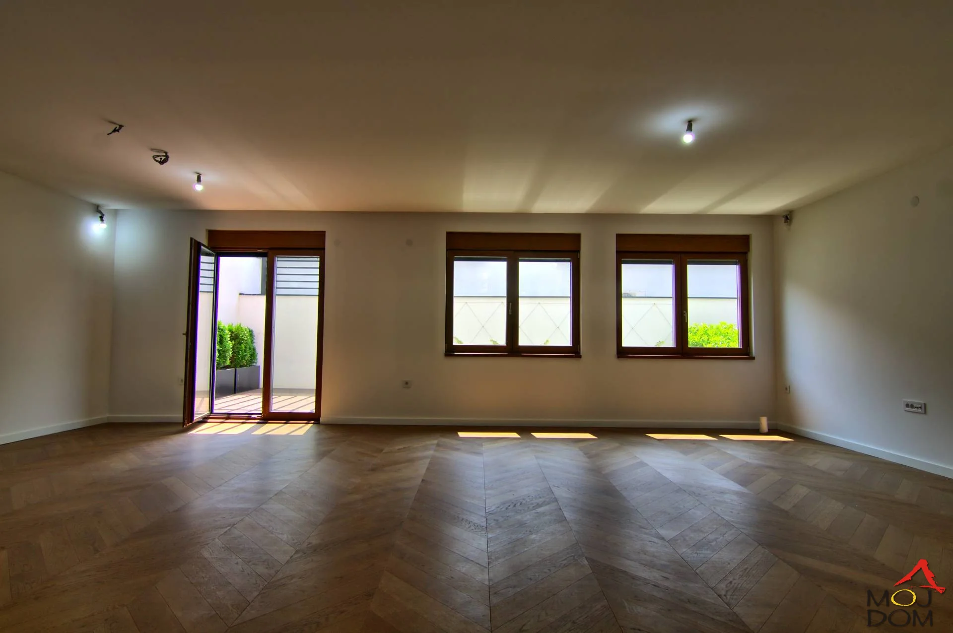 Novi Sad - North Telep

For sale is an exceptionally high-quality four-room apartment in North Telep, located on the ground floor of a luxury villa with only three residential units. This property offers the perfect combination of comfort, luxury, and top-notch construction quality