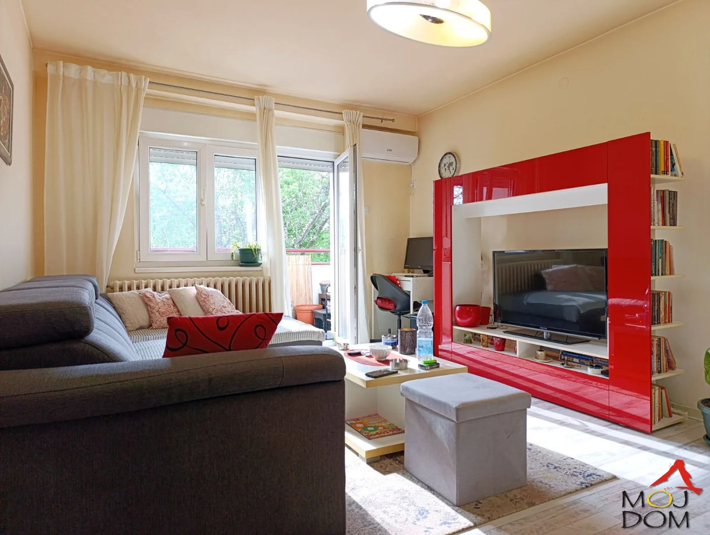 Продается двухкомнатная квартира 51 м² + терраса 4 м² (не зарегистрирована), Старая Детелиная. Находится на 3 этаже здания без лифта (старый фонд).

Квартира была отремонтирована 6 лет назад и продается с мебелью – заезжайте без вложений.

Планировка: гостиная,...