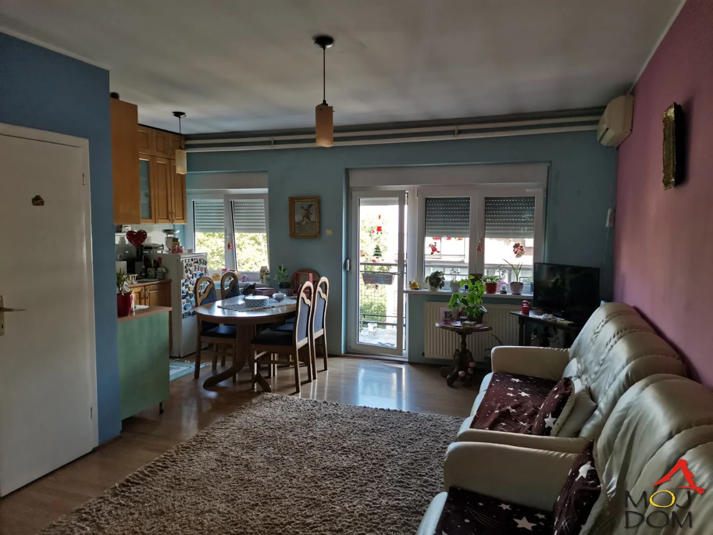Discover a fantastic property for your family! The apartment located near Bulevar Oslobođenja and the Train Station offers the perfect combination of comfort and practicality. This apartment is an ideal choice for those looking to live in a peaceful environment, w
