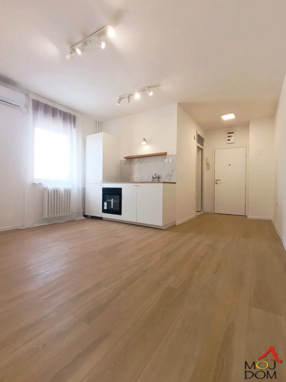 We present to you a completely renovated studio apartment at an excellent location, near Detelinarska market.

The apartment, 30m², is on the 3rd floor of a building with an elevator and features a functional layout. A special advantage is the enclosed, warm terrace.