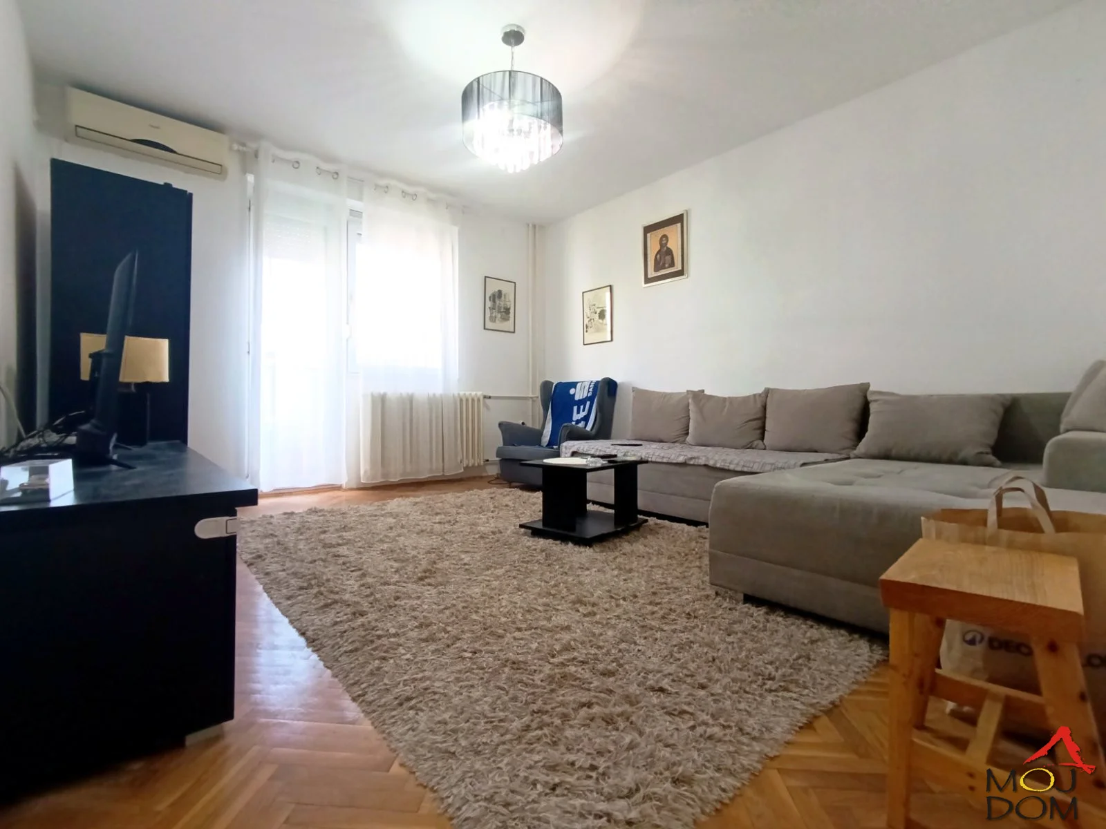ONLY WITH US

We are selling a beautiful two-room apartment in an older building on Bulevar Kralja Petra I.

The building is situated in a courtyard between the boulevard and Betanija, nicely tucked away from the boulevard noise, surrounded by parking in the blue zone,