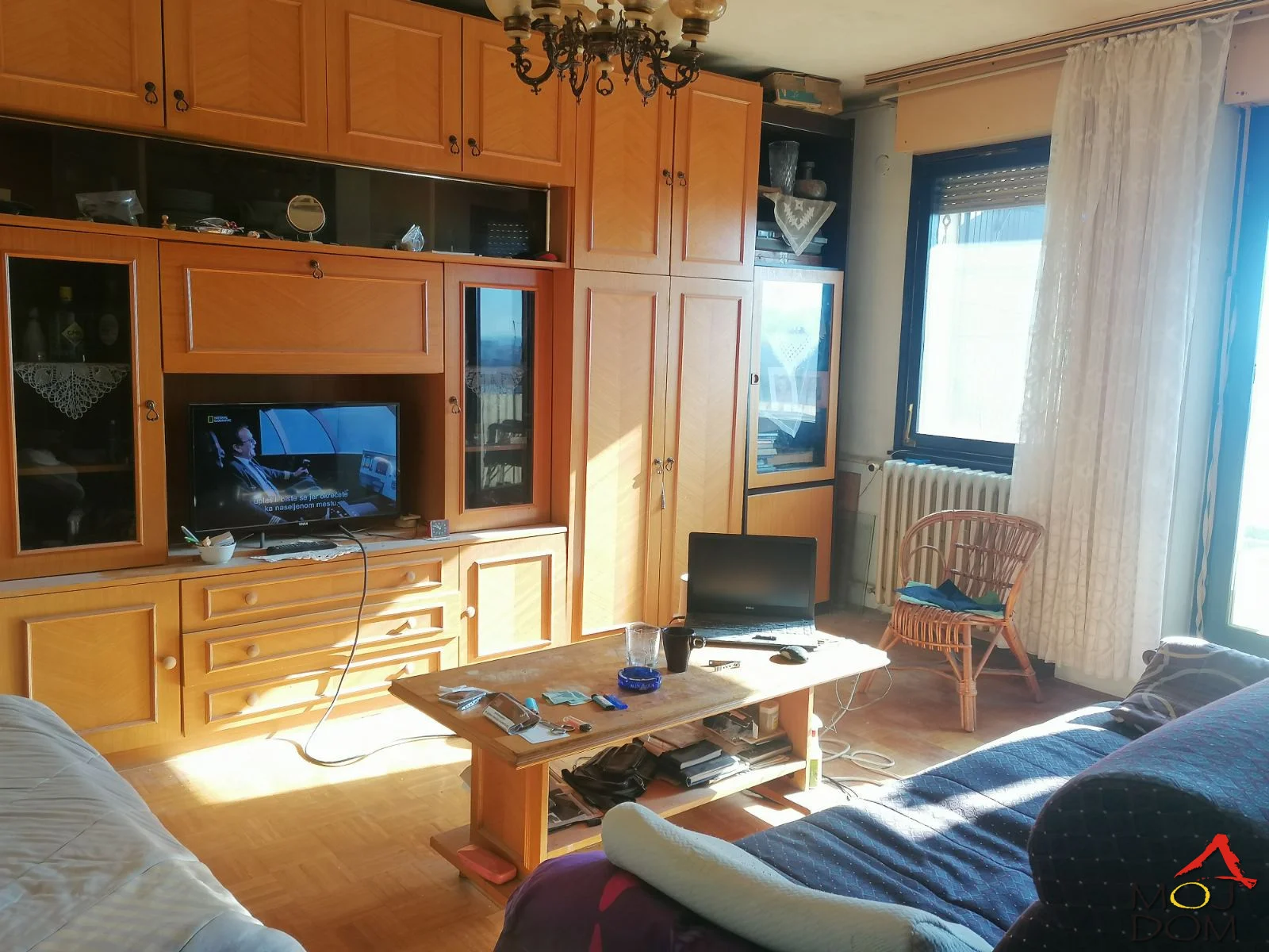 We are selling a three-room apartment of older construction in an excellent location on Novosadskog Sajma street.

Close to Bulevar Oslobođenja, the apartment is in a quality old building made of red facade brick, surrounded by all necessary amenities within easy reach