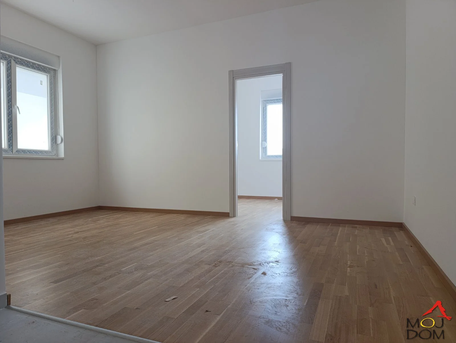 We are selling new, move-in ready apartments with a separate bedroom in Adice.

These are ground-floor units registered as garages, so the purchase is possible only for domestic buyers and only for cash.

The apartments are characterized by quality construction