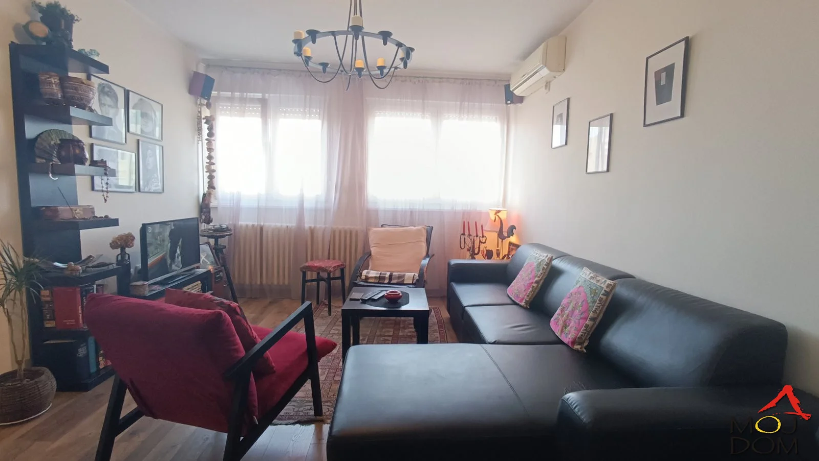 Fully renovated two-room apartment near the Railway Station. The apartment faces the courtyard and is set back from Bulevar Oslobođenja, located in a quiet area and surrounded by greenery. It is on the 10th floor of an 11-story building with an elevator.
