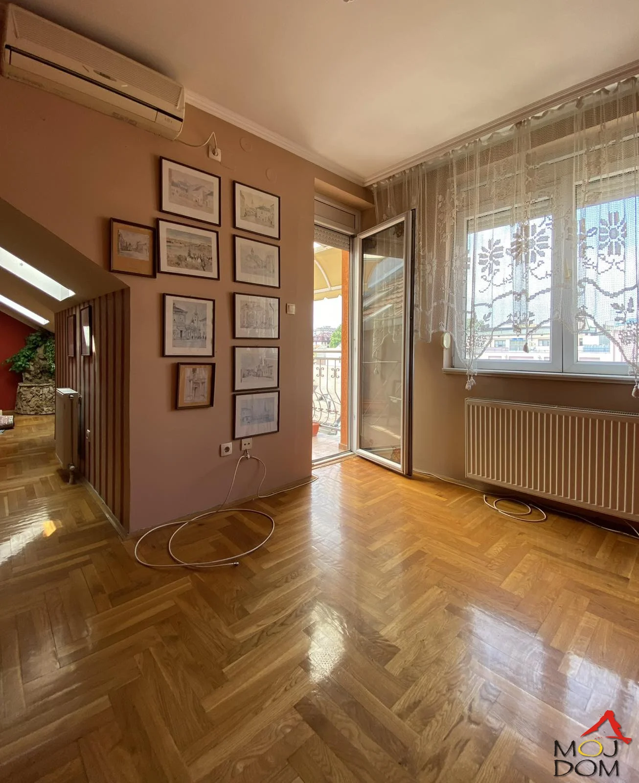 Spacious three-room duplex for sale, near Betanija. Excellent location for living, in a quiet neighborhood, not far from the Boulevard. The 100m2 apartment comes with a 17m2 garage, already included in the total price. Great opportunity.

Contact: 062205251
Code: 1