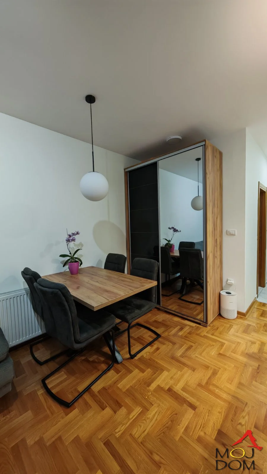 Luxurious two-room apartment for sale – Adice, Novi Sad (near Kamenjar 1)

A modern and fully equipped two-room apartment of 42 m² for sale, located on the 1st floor of a quality building in a peaceful area of the Adice neighborhood. The apartment also comes with