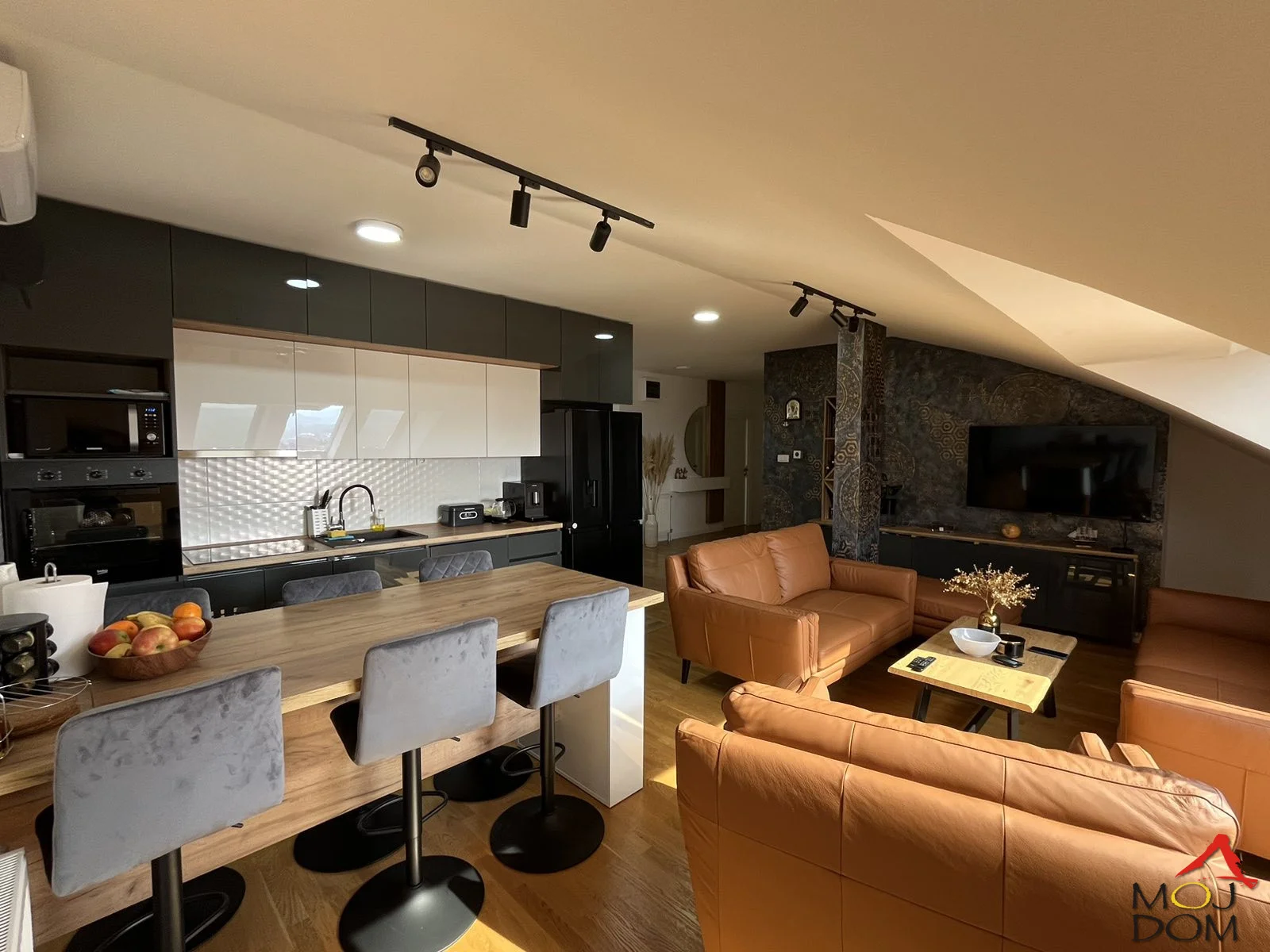We are selling an excellent four-room apartment in a building that is 3 years old on Bulevar Patrijarha Pavla.

The apartment is extremely spacious, featuring large rooms, a beautiful open-space living room with dining area and kitchen, as well as a hallway leading to all t