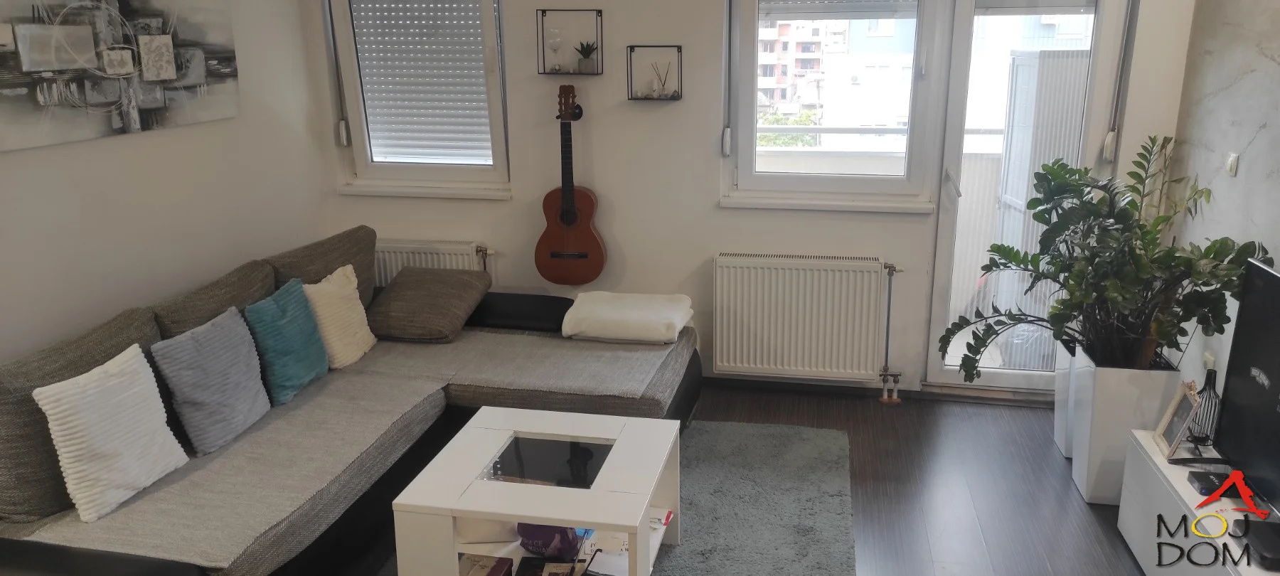 A bright two-room apartment for sale, courtyard oriented, at an excellent location in Novi Sad, Nova Detelinara. The apartment is functional, warm, and pleasant, located in a quiet and well-built building with good insulation and regularly maintained. The courtya