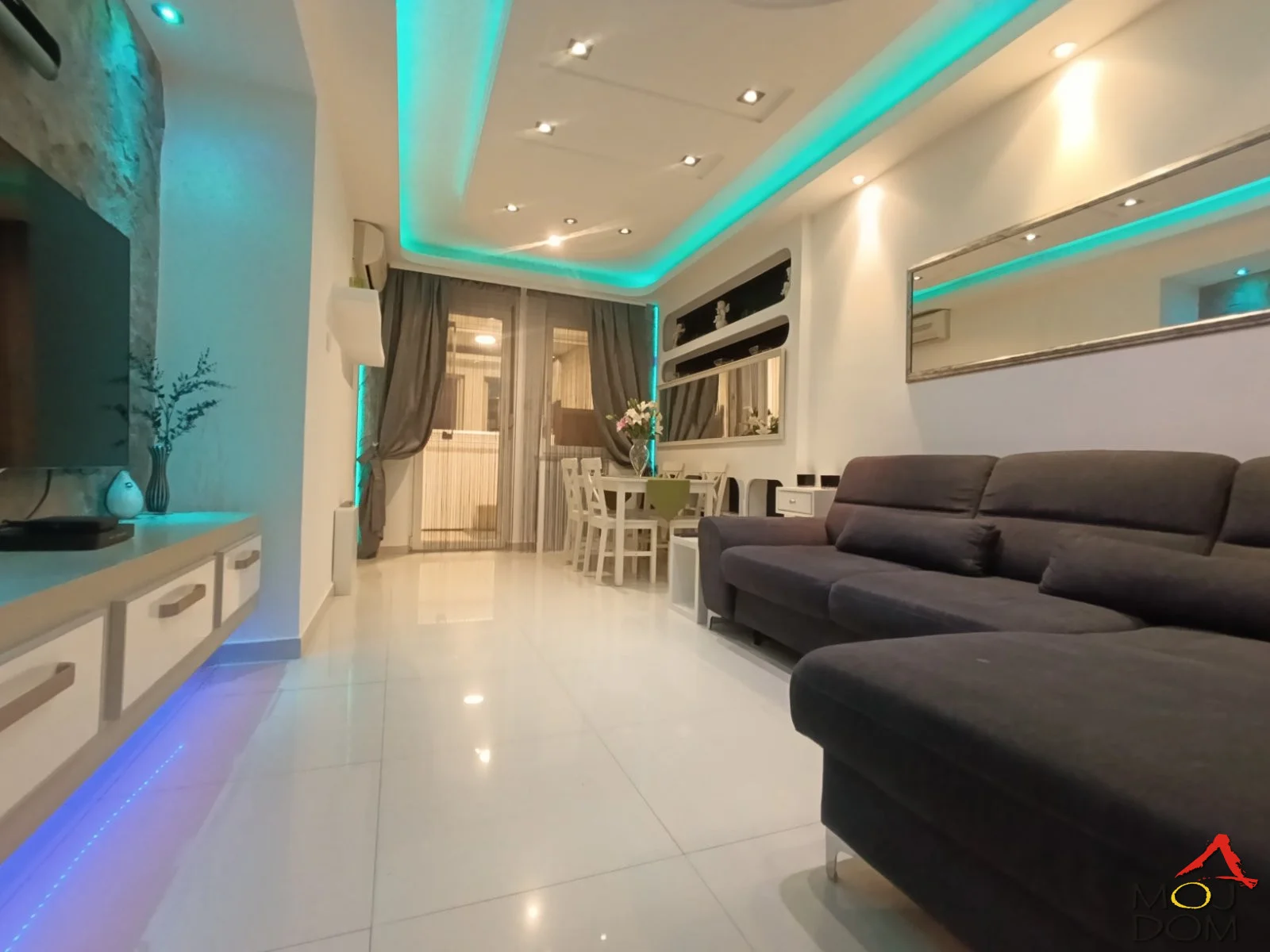 Excellent two-room apartment, in a newer building at Nova Detelinara. Perfect location with all amenities nearby. There are free parking spaces in the courtyard of the building.
The apartment is luxuriously equipped, fully furnished, and ready to move in! Exceptional for livi