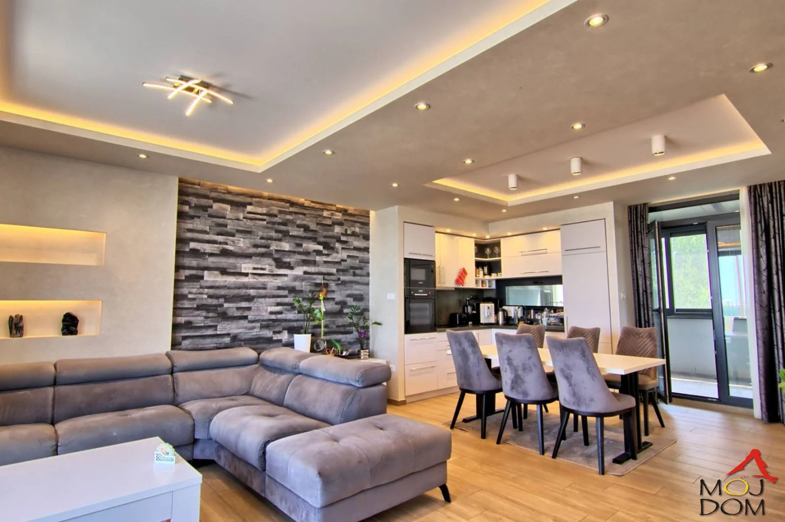 We are selling a huge family apartment with a garage for 2 cars, parking spot in front, three terraces, one of which has a beautiful view of the Danube and the Strand on the other side.

The apartment is located in the Pop Hill complex and consists of a beautiful 'open space'