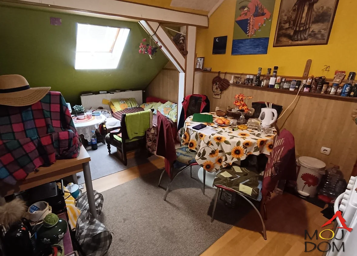 A two and a half room apartment for sale in Telep near Bulevar Patrijarha Pavla and Bulevar Evrope. Legally registered at 28m2, but actually has 46m2. The price includes a parking spot in the building's courtyard, which also has a bike room. The apartment is legal