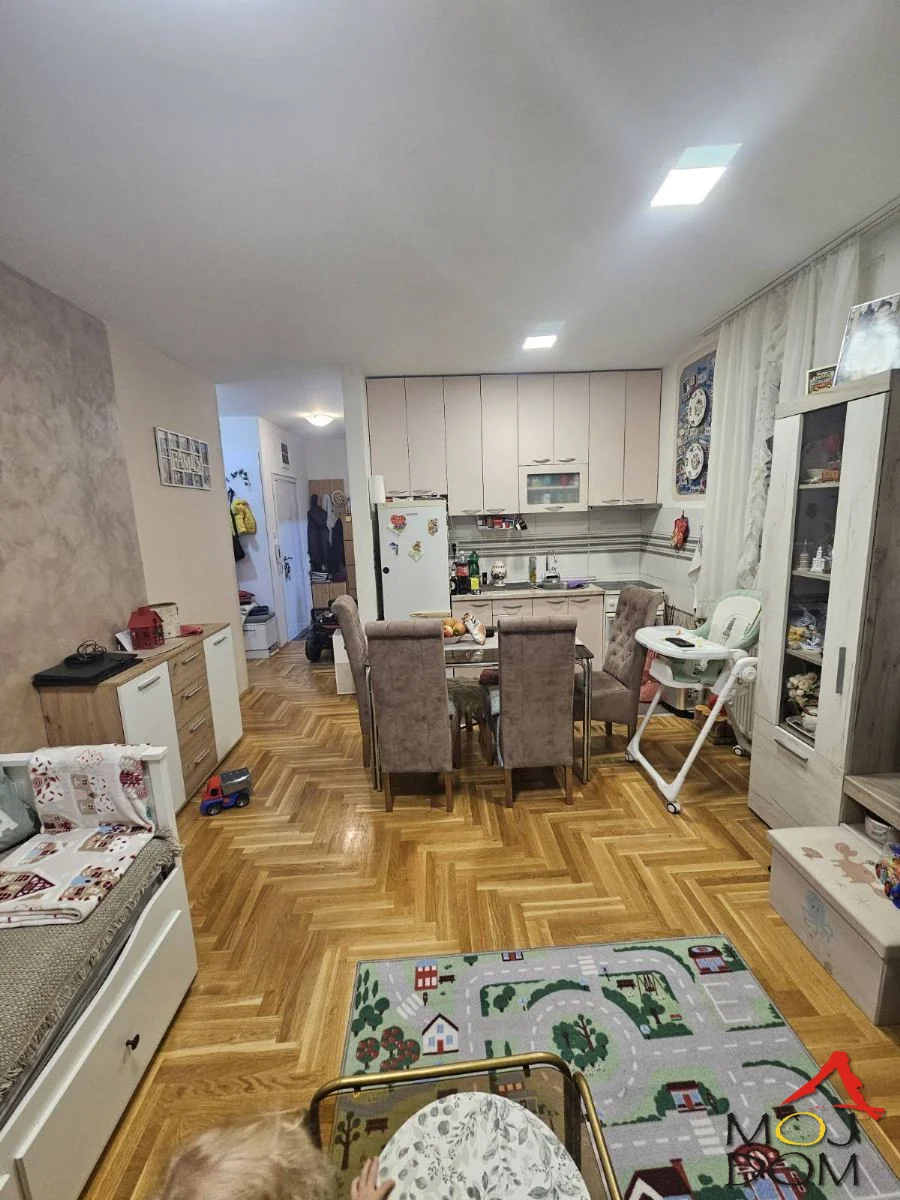 Telep – dvoiposoban stan od 49 m² na prodaju, sa terasom i parking mestom

Na prodaju je dvoiposoban stan od 49 m², smešten u prizemlju kvalitetne zgrade na odličnoj lokaciji na Telepu, u blizini Limana. Položaj stana omogućava brz pristup sv