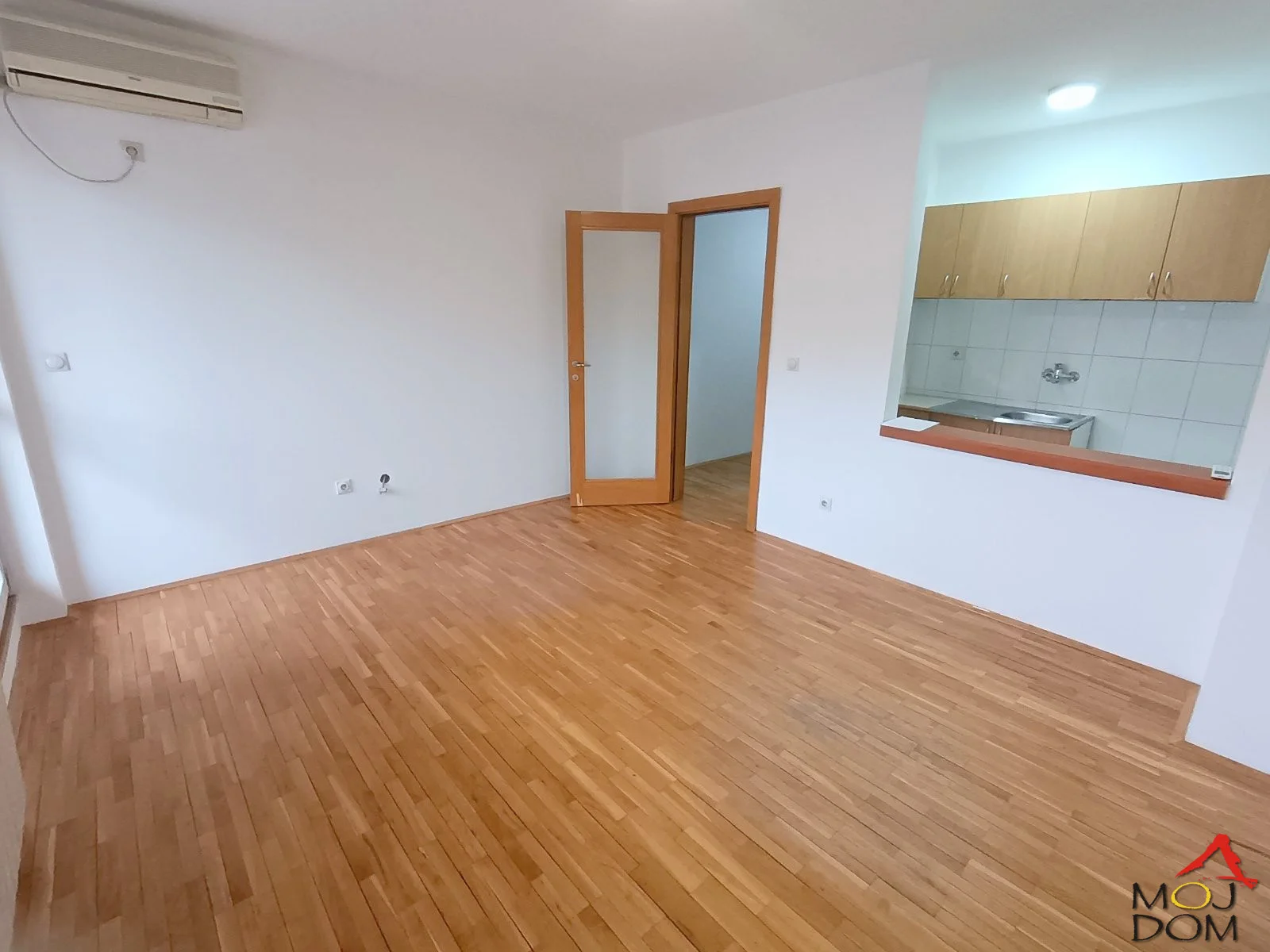 A comfortable studio apartment for sale in an excellent location. Nearby are a health center, police station, two elementary schools, and two kindergartens. The studio consists of a hallway leading to the bathroom and a kitchen that is separated from the room by a breakfast bar. The apartment also has a terrace.