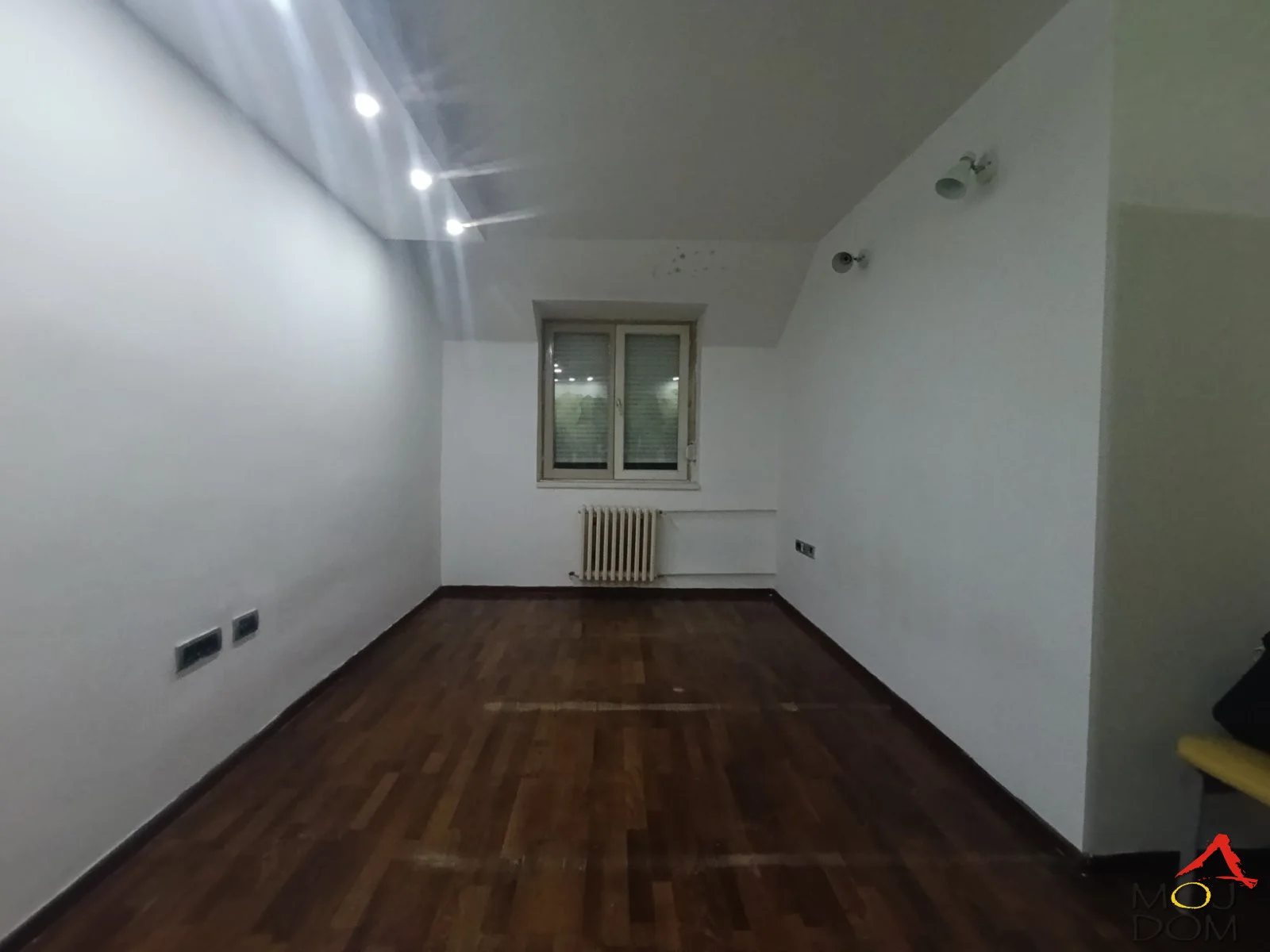 We are selling a one-room apartment on the added 5th floor of a six-story old building across from Lidl near the railway station.

The apartment requires renovation in a building without an elevator, and it can be converted into a one-and-a-half room apartment.

The procedure for changing ownership is currently ongoing