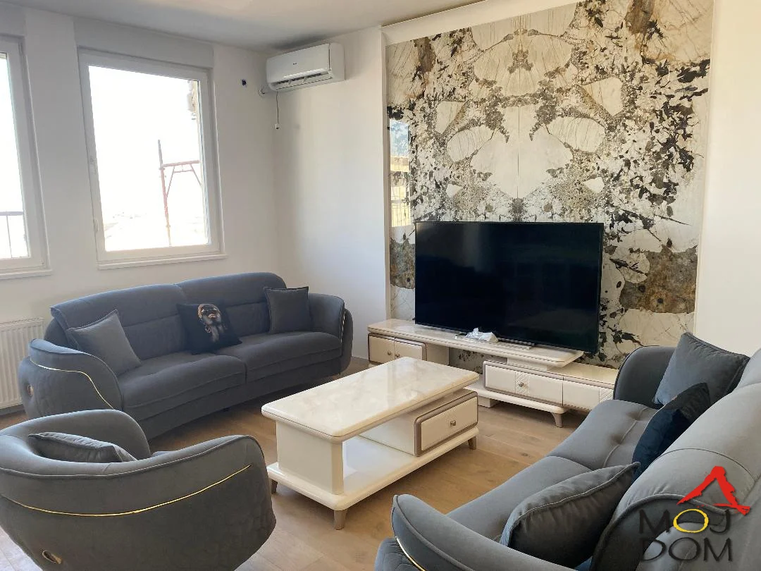 An excellently arranged apartment for sale in Salajka, 103m2.
The apartment is well laid out with all the elements necessary for life. Spacious, bright, and functional.
Excellent purchase for people who want peace and comfort.
There is a possibility to buy a garage spot.


Con