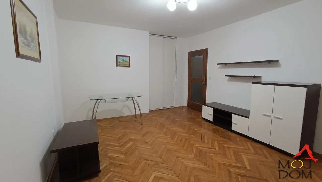 Studio apartment in an excellent location, Nova Detelinara. Nearby are a market, kindergarten, numerous supermarkets, as well as restaurants and cafes, and it is a 10-minute walk to the railway station.
The apartment has a hallway with a large built-in wardrobe, from which you enter the