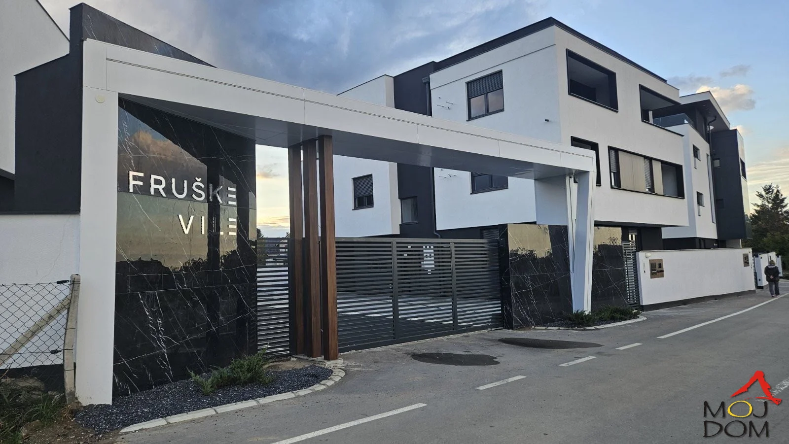 Moj Dom Agency offers for sale a beautiful four-room apartment in the exclusive Fruške Vile complex in Alibegovac. The apartment is on the first floor of an urban villa with only two floors and is situated within a specially fenced yard, accessible only to