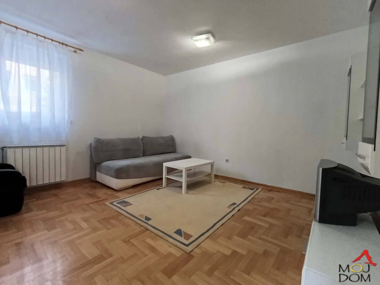 We are selling a move-in ready and fully furnished one-room apartment in Jugovićevo.

The apartment is on the high ground floor of a 15-year-old building, in excellent well-kept condition, nicely and quality equipped, ready to live in or rent out.